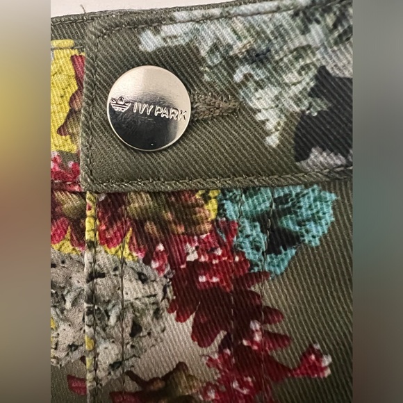 IVY PARK X ADIDAS IVYTOPIA Olive Green Skirt with Floral Print & Mesh
Lining - Picture 10 of 13